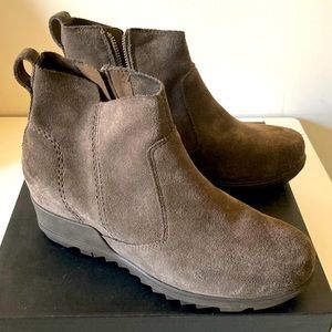 Sorel Evie zip bootie- size 8.5 - dark grey suede - barely worn!